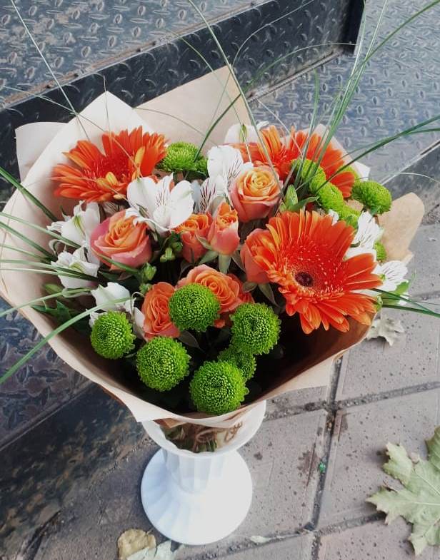 Букет цветов из: Герберы, Хризантемы, Альстромерии и Розы в Свободный