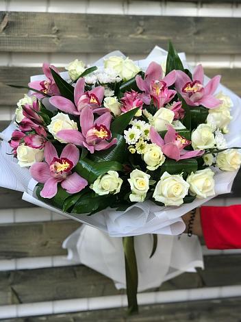 Букет цветов из: Розы и Хризантемы в Свободный