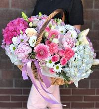 Композиция солнечный день в Свободный Цветочная композиция из Розы, Хризантемы, Пионы и Лизиантусы в корзине в Свободный