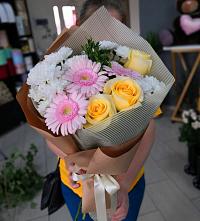 Букет цветов из:  Герберы, Розы и Хризантемы в Свободный