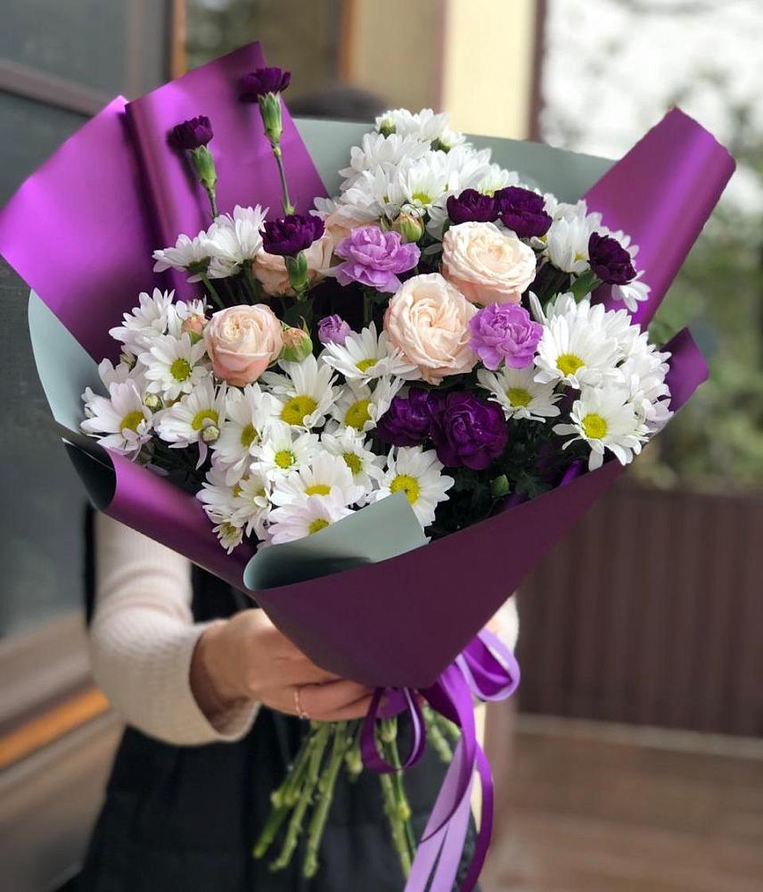 Букет цветов из: Хризантемы, Гвоздики и Розы в Свободный