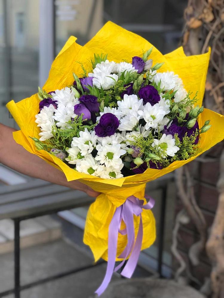 Букет цветов из: Ирисы, Хризантемы и Ромашки в Свободный