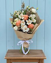 Букет цветов из:  Альстромерии, Лизиантусы, Розы и Хризантемы в Свободный