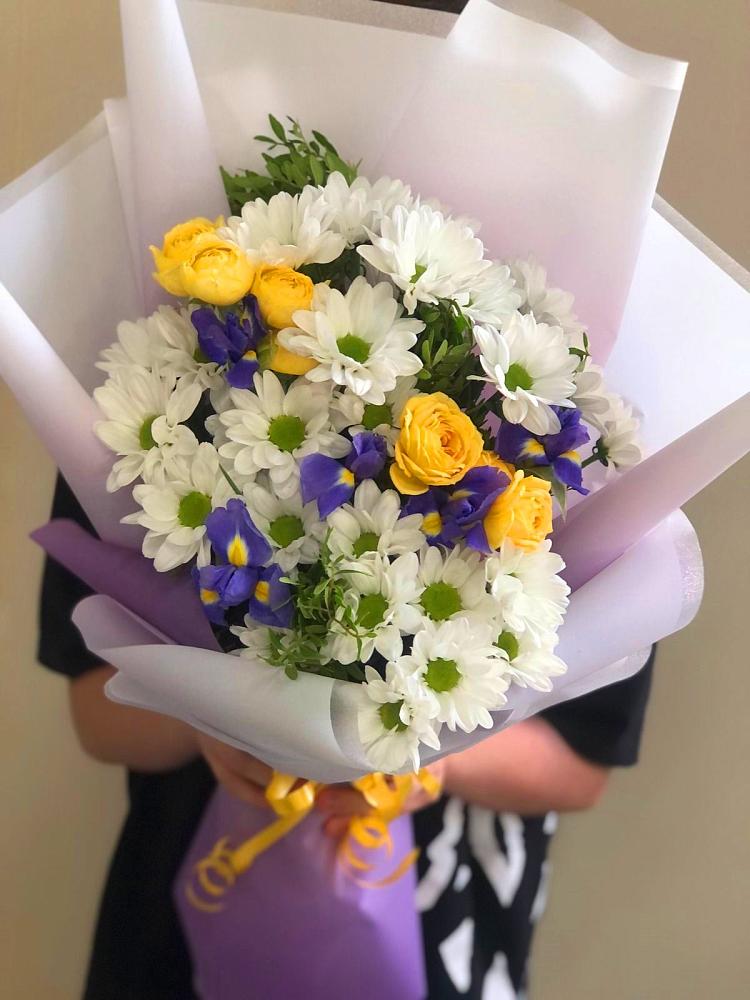 Букет цветов из: Ирисы, Хризантемы и Розы в Свободный
