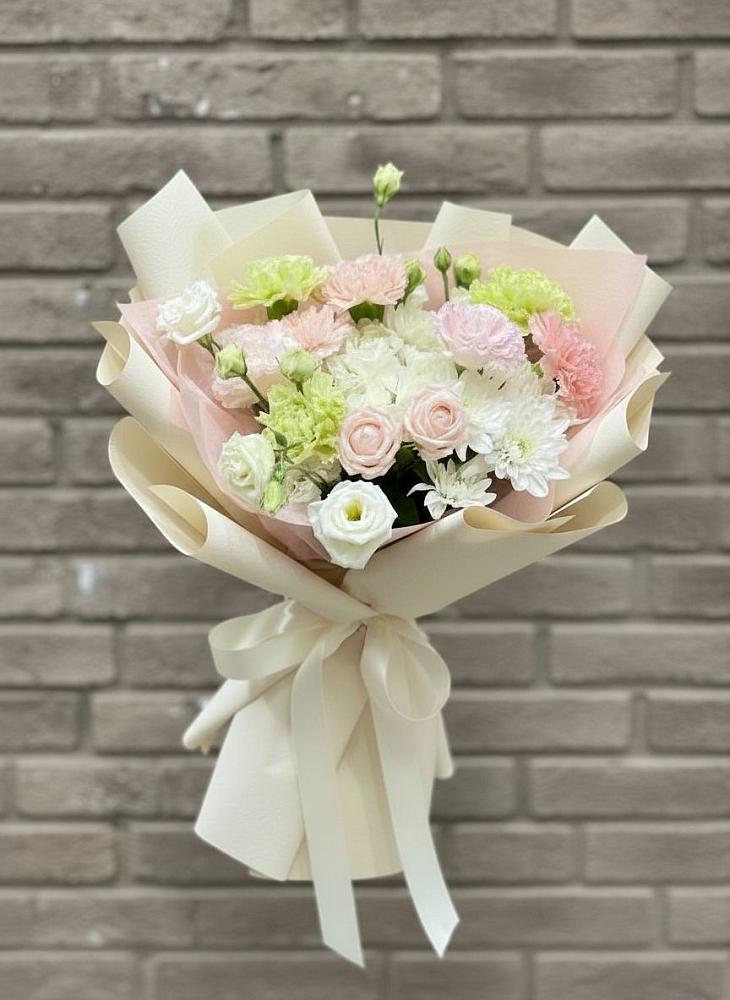 Букет цветов из: Гвоздики, Розы, Лизиантусы и Хризантемы в Свободный