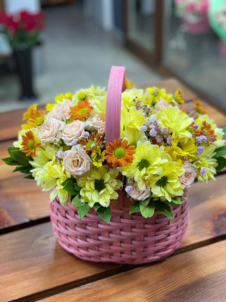 Цветочная композиция из Хризантемы и Розы в корзине в Свободный
