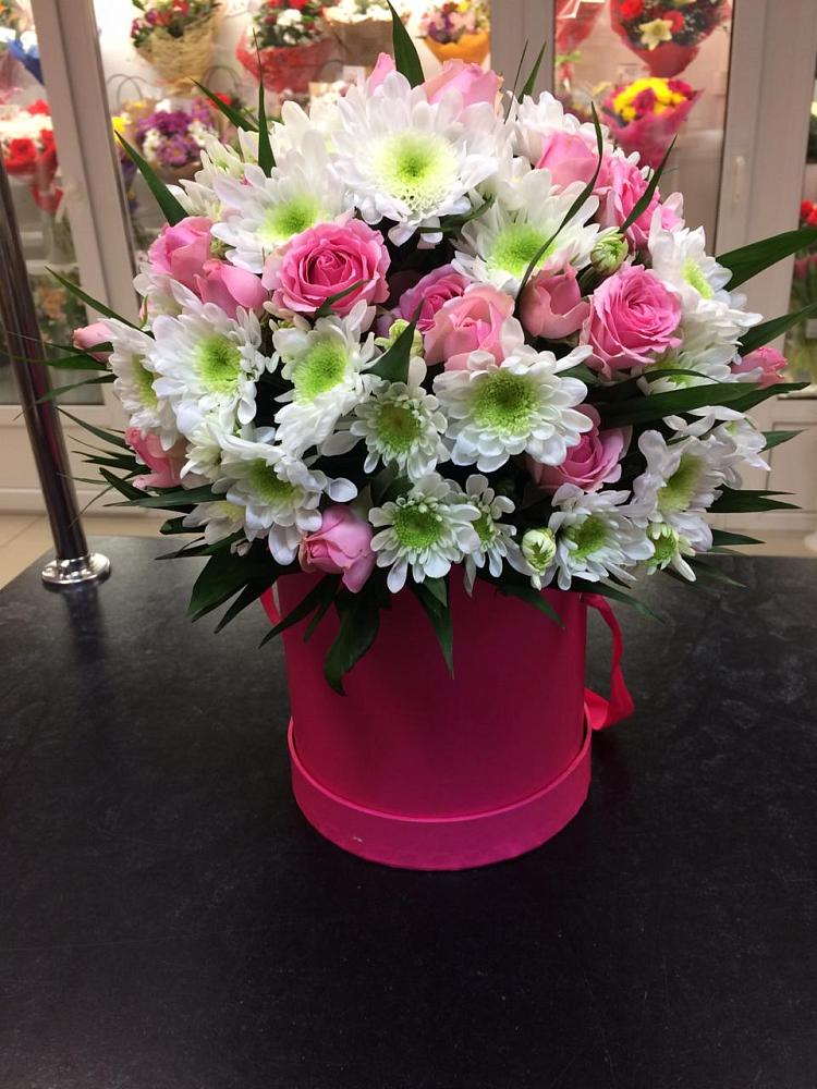 Цветочная композиция из Розы и Хризантемы в шляпной коробке в Свободный