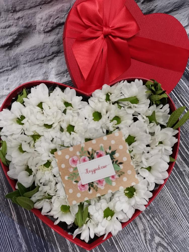 Цветочная композиция из Хризантемы в виде сердца в Свободный