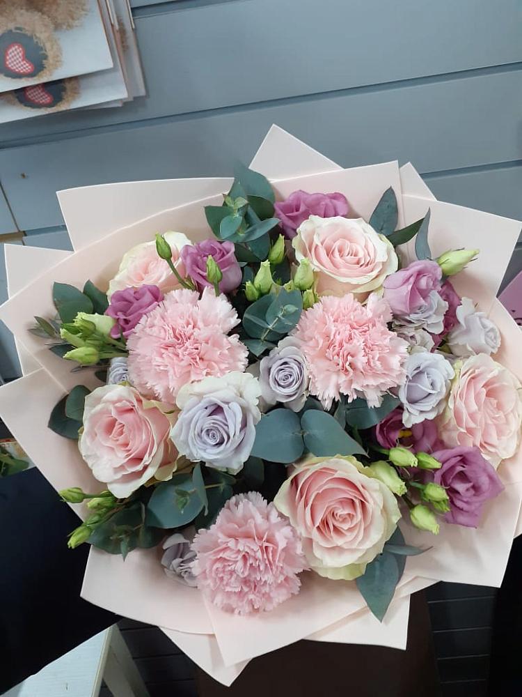 Букет цветов из: Розы, Гвоздики и Лизиантусы в Свободный